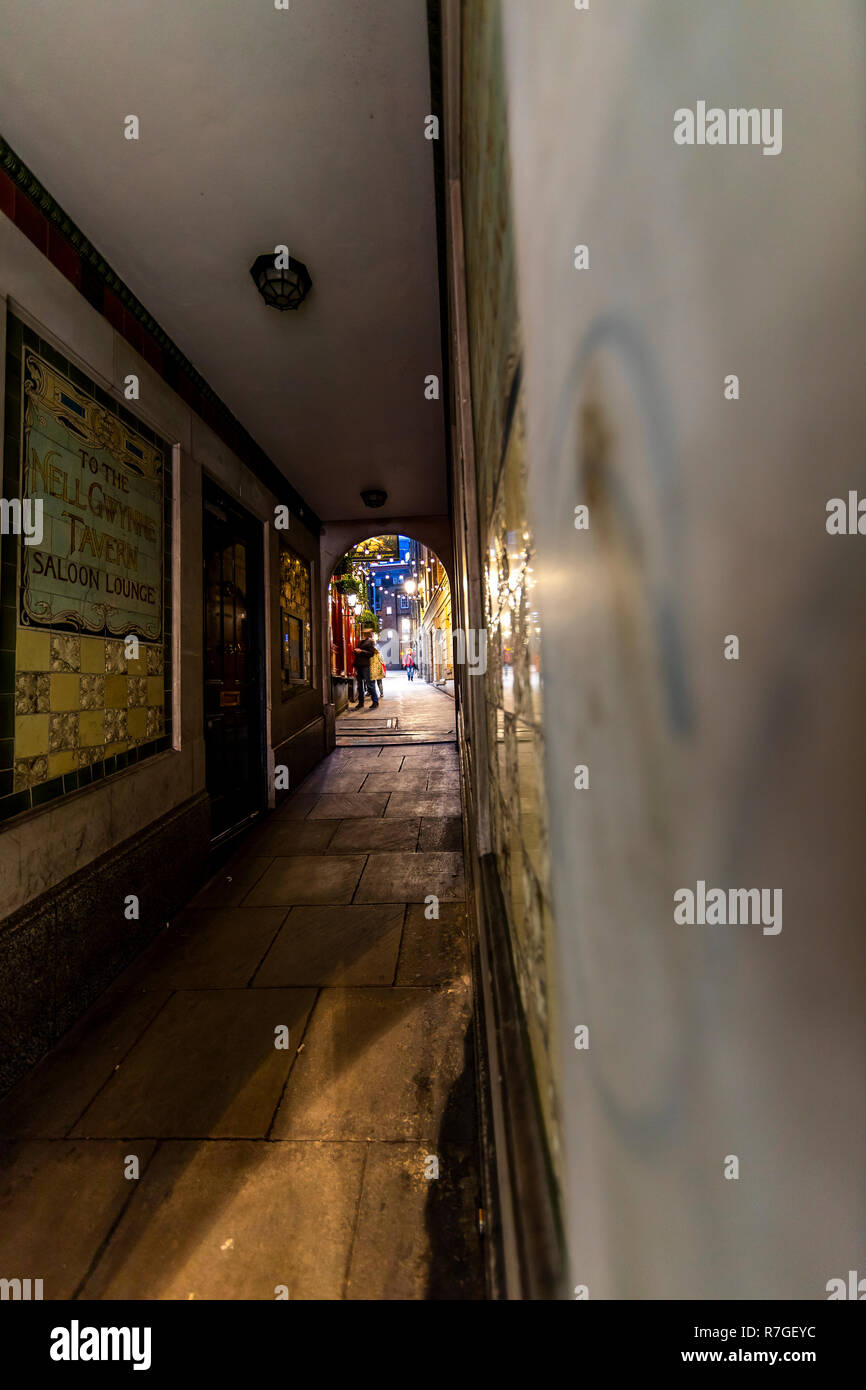 Eine schmale Passage an der Strand, London. Beispiele der Viktorianischen und ältere Architektur immer noch in der modernen Stadt sichtbar. London, Großbritannien Stockfoto