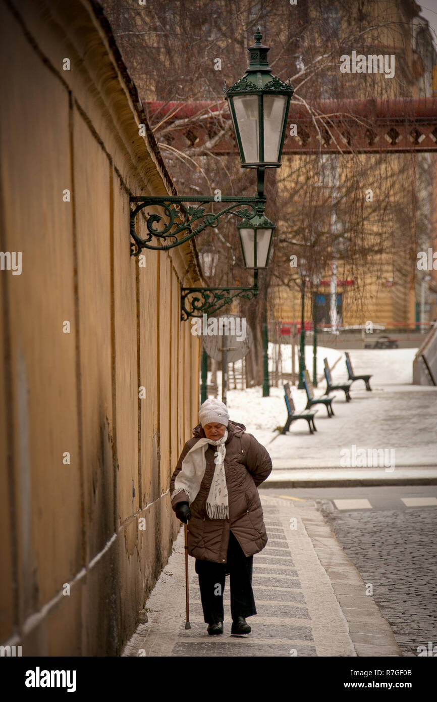Prag, tschechische Republik - 20. FEBRUAR 2013: unbekannte Frau steile Anstiege zu den oberen Teilen der antiken Stadt Stockfoto