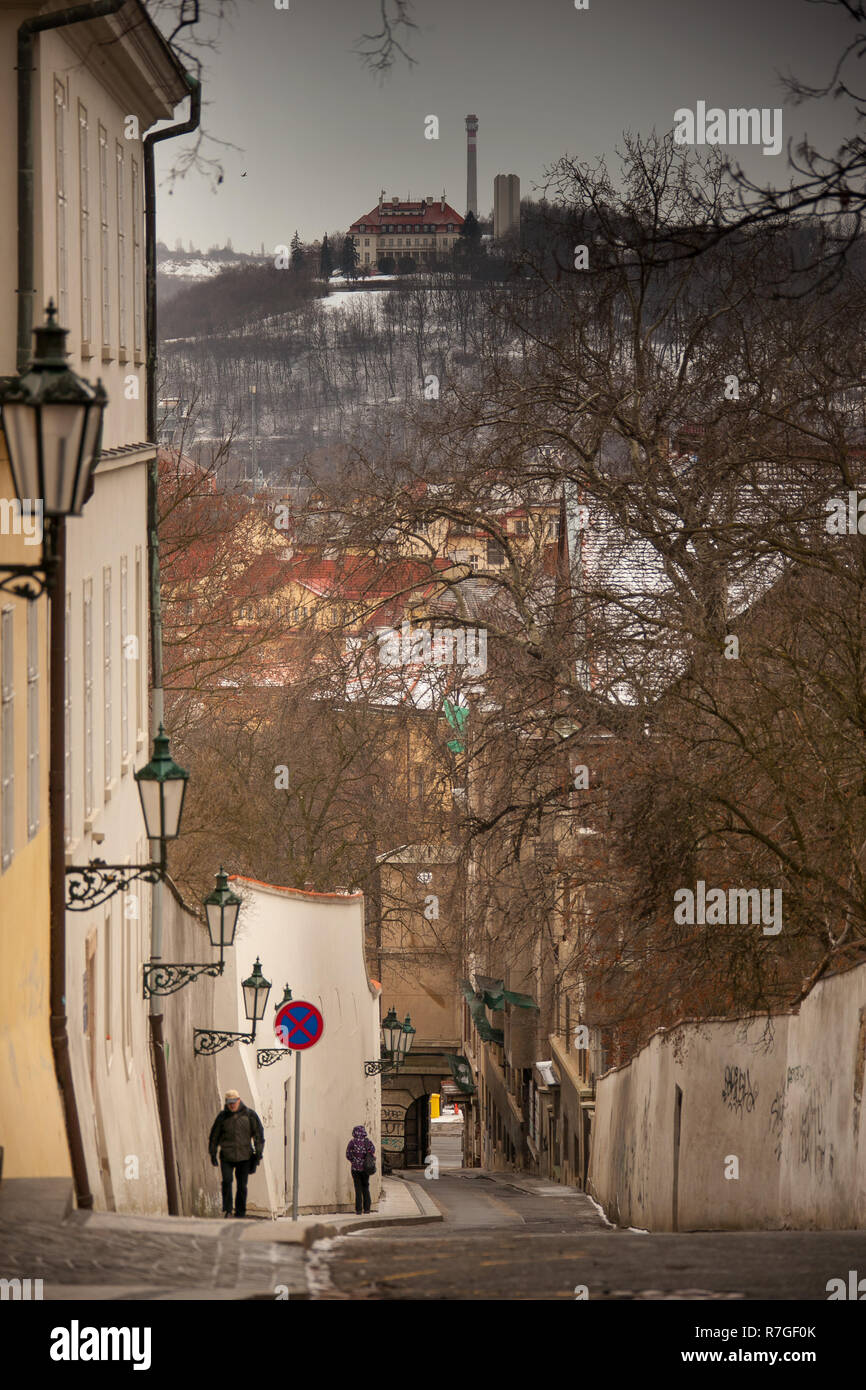 Prag, tschechische Republik - 20. FEBRUAR 2013: unbekannter Mann steile Anstiege zu den oberen Teilen der antiken Stadt Stockfoto