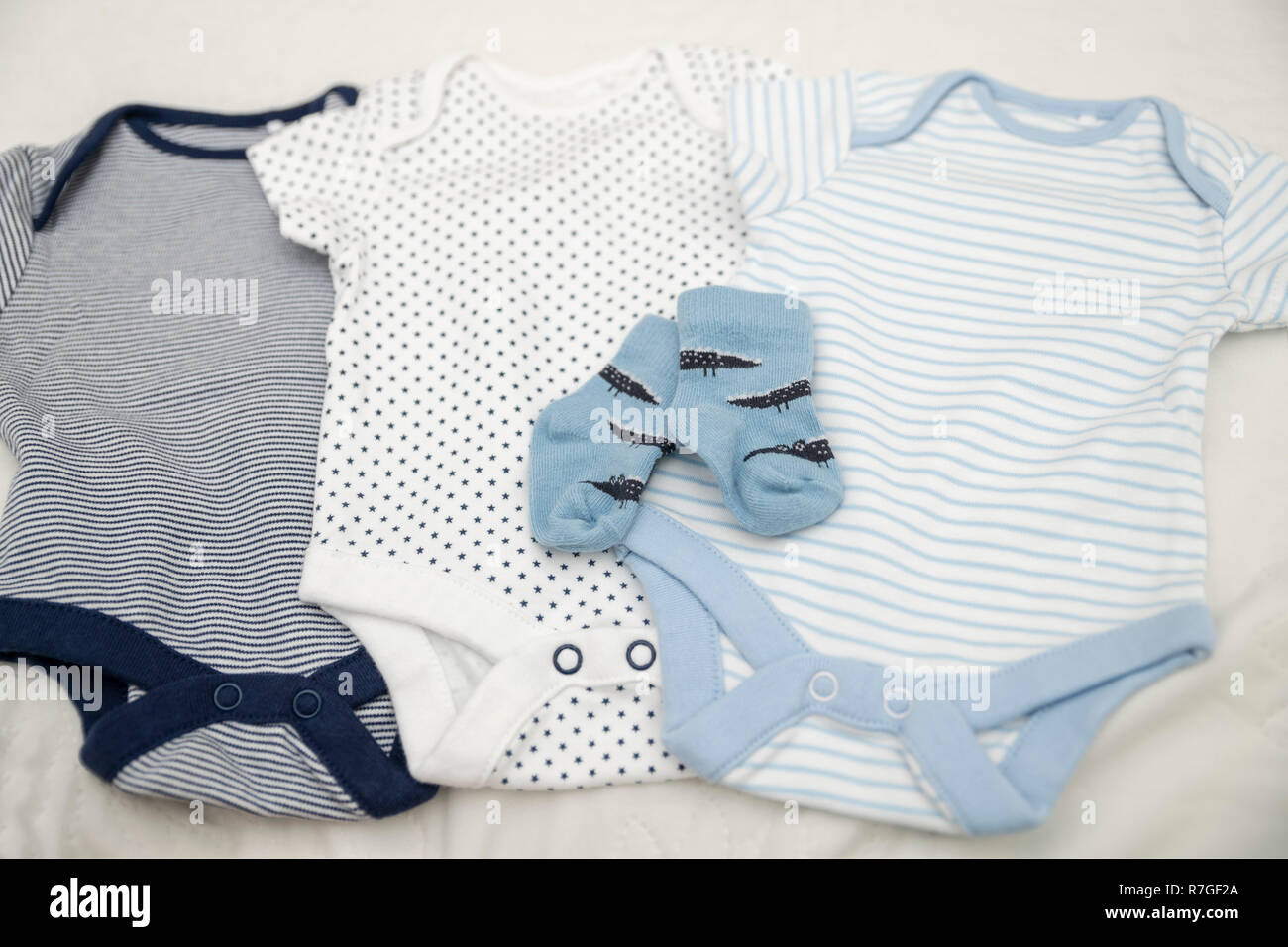 Baby Kleider Bodys und Socken für Neugeborene Stockfoto