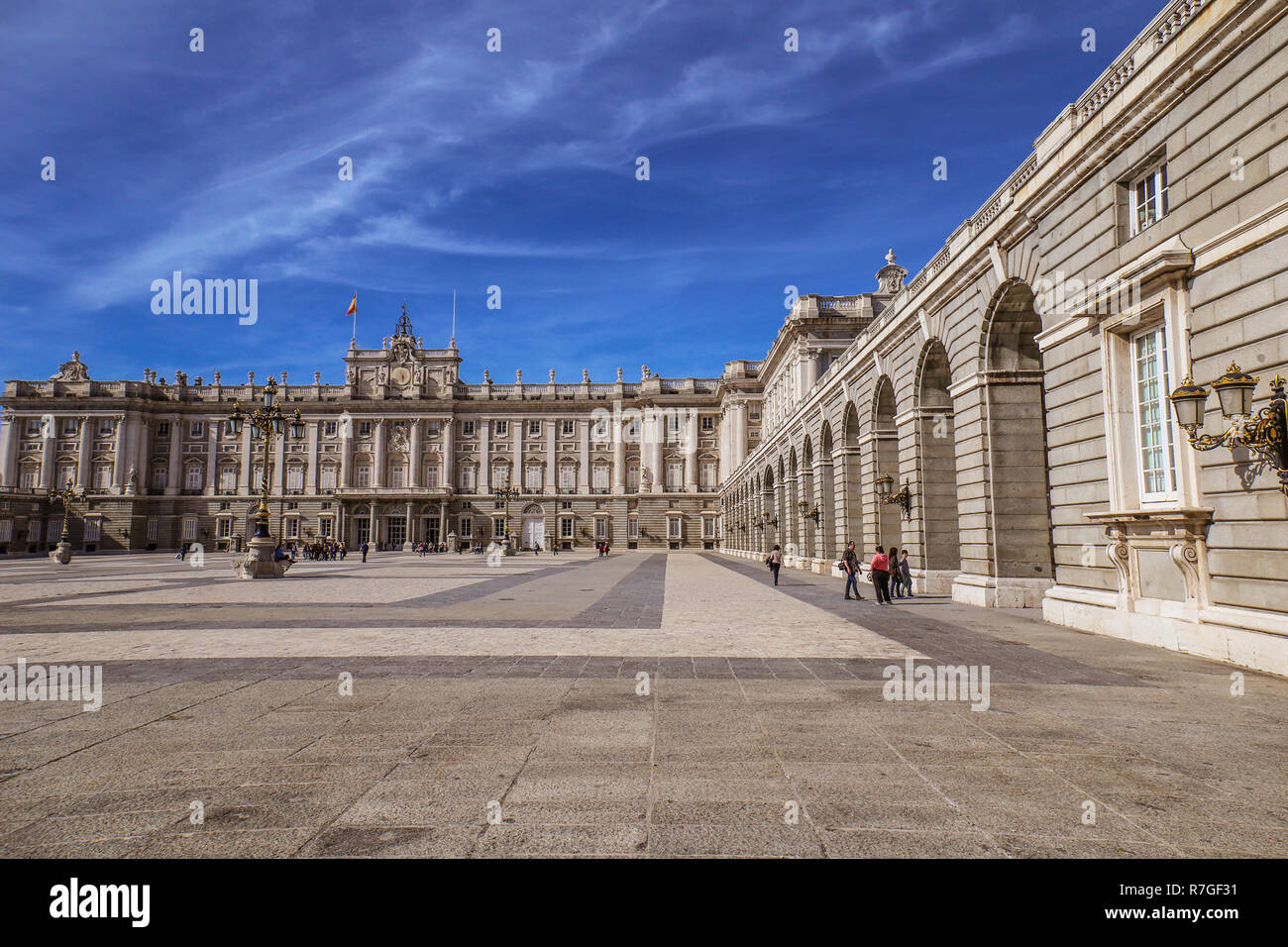 Schöne Aussicht auf den berühmten Königspalast in Madrid, Spanien Stockfoto