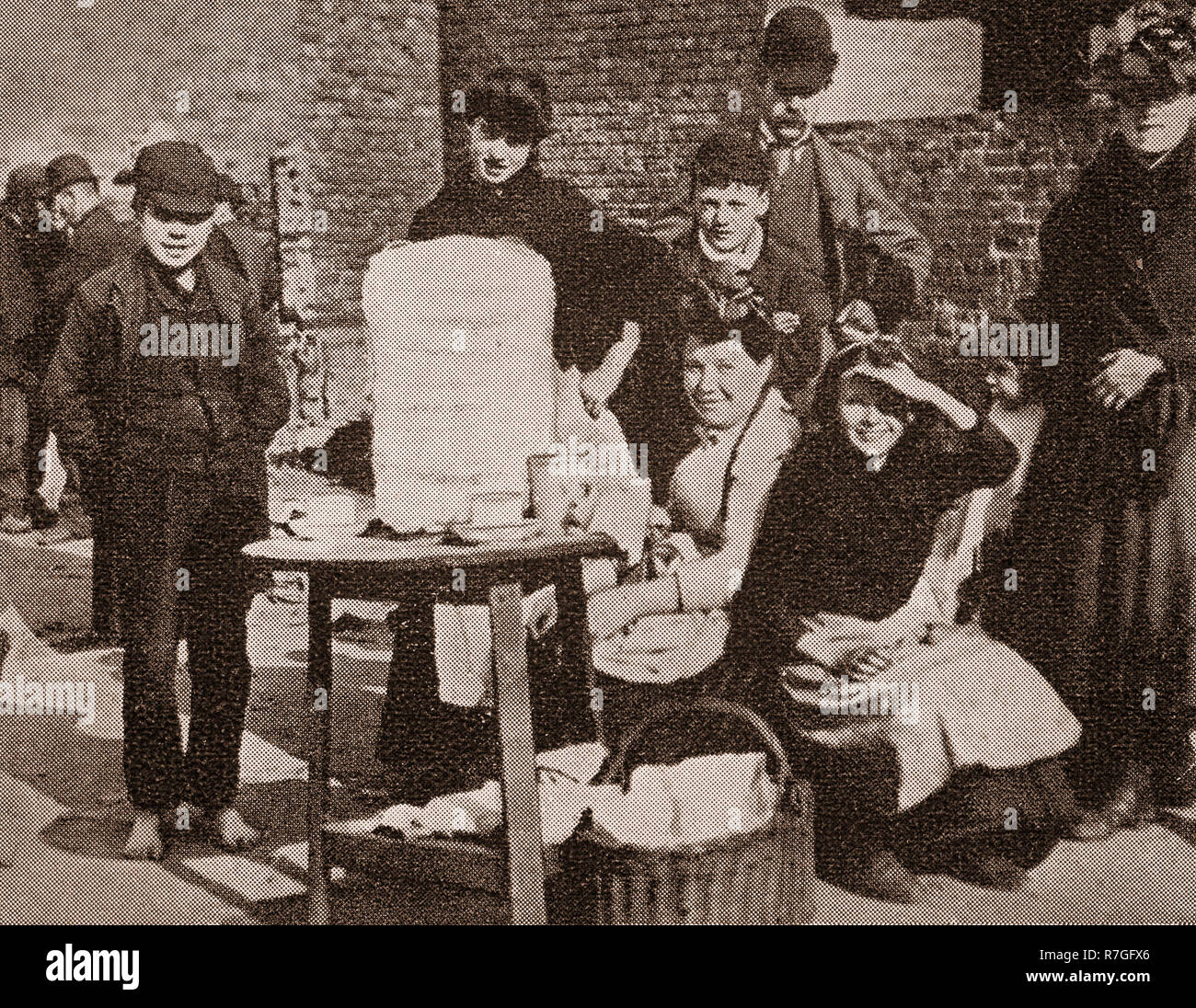 Leben für die Volksmusik im Viktorianischen Tage... Eine Pause an der Kleidung Markt in der Nähe von Fox Street off Scotland Road (Scottie Road), später als Paddy's Market, Liverpool, Merseyside, England bekannt zu werden. Stockfoto Leben für die Volksmusik im Viktorianischen Tage... Eine Pause an der Kleidung Markt in der Nähe von Fox Street off Scotland Road (Scottie Road), später als Paddy's Market, Liverpool, Merseyside, England bekannt zu werden. Stockfoto