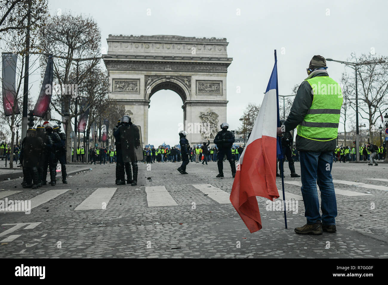 Paris, Frankreich, 8. Dezember 2018: Gelb (Gilets jaunes) Proteste gegen die Lebenshaltungskosten und die steigenden Ölpreise Stockfoto