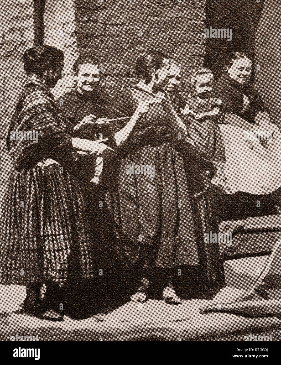 Leben für die Volksmusik im Viktorianischen Tage... Frauen in traditionellen Schals gekleidet kommen zusammen für eine Stricknadel Partei, Liverpool, Merseyside, England Stockfoto