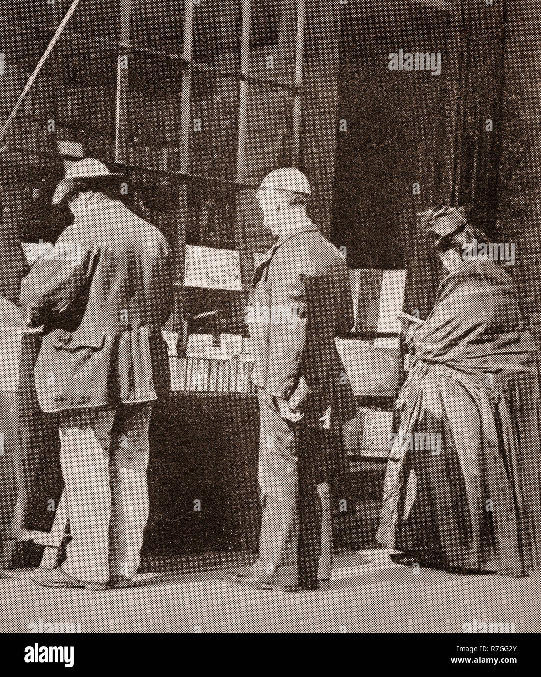 Leben für die Volksmusik im Viktorianischen Tage... Stöbern in Bücher außerhalb der Book Shop im Curzon Zeile, Liverpool, Merseyside, England Stockfoto