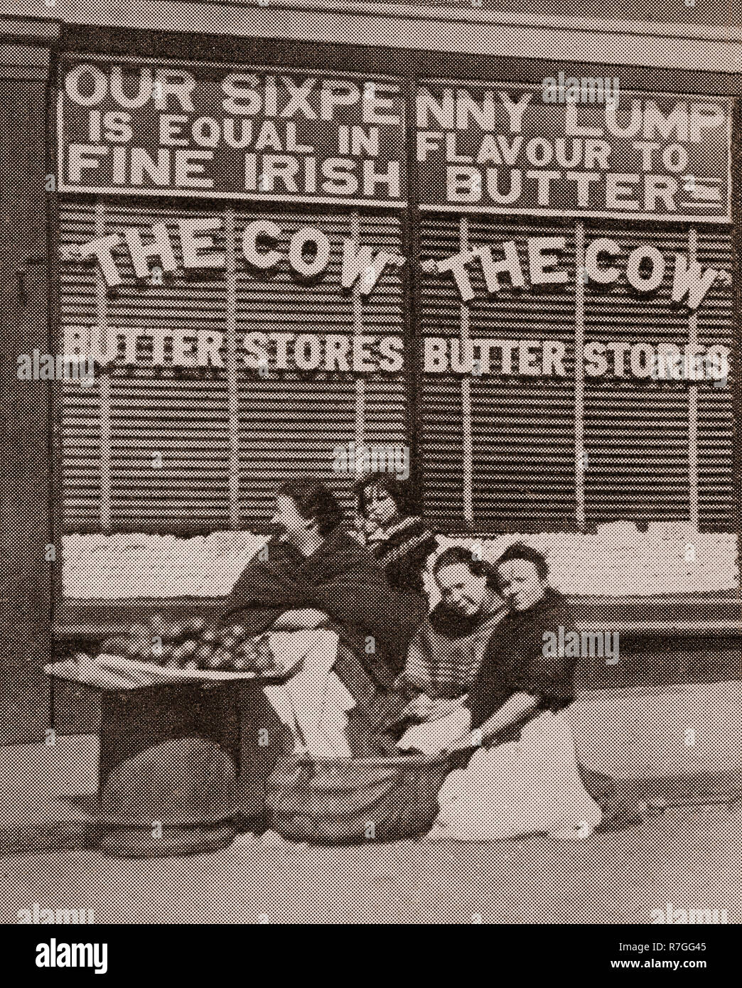 Leben für die Volksmusik im Viktorianischen Tage... Straße Händler verkaufen Gemüse und/oder Obst außerhalb "Die Kuh", Butter Speichert aus großen Homer Street, Liverpool, Merseyside, England Stockfoto Leben für die Volksmusik im Viktorianischen Tage... Straße Händler verkaufen Gemüse und/oder Obst außerhalb "Die Kuh", Butter Speichert aus großen Homer Street, Liverpool, Merseyside, England Stockfoto