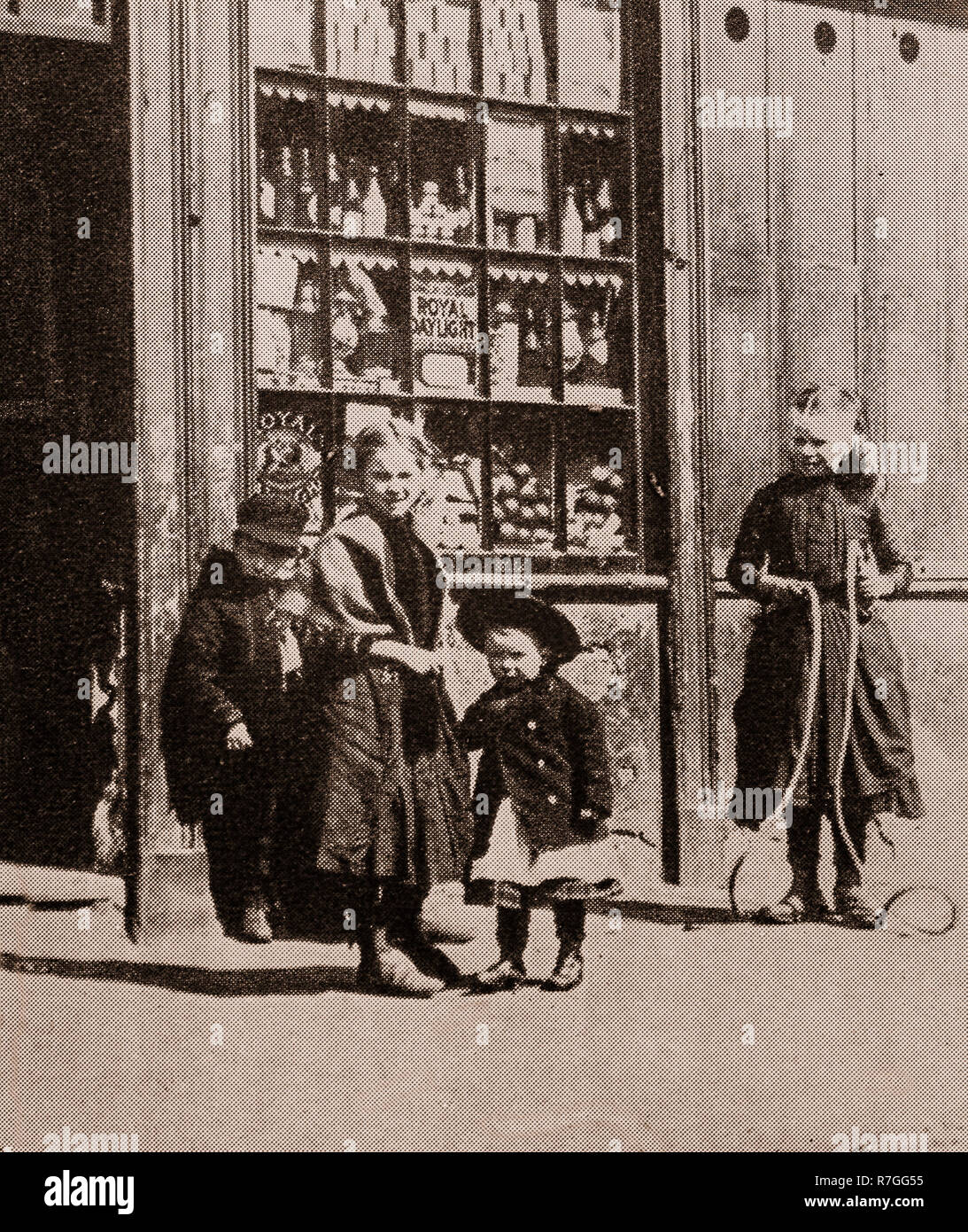 Leben für die Volksmusik im Viktorianischen Tage... Junge Kinder draußen ein Shop in Richmond Row, Liverpool, Merseyside, England spielen Stockfoto