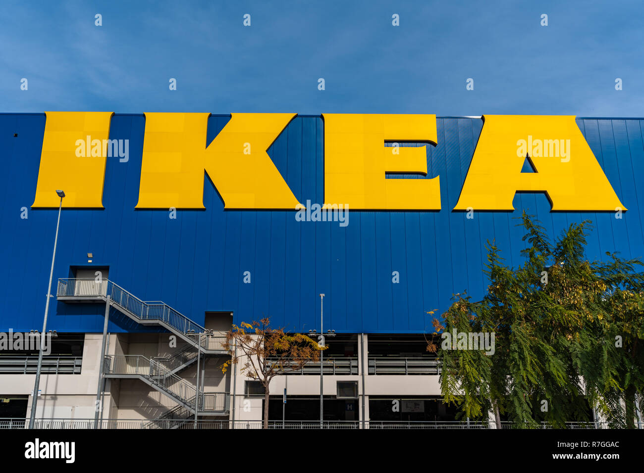 Valencia, Spanien - 09 Dezember, 2018: Ikea in Alfafar, Valencia. Riesige gelbe Ikea Wort auf blauem Hintergrund. Blau skyes auf der Oberseite. Äußere vi. Stockfoto