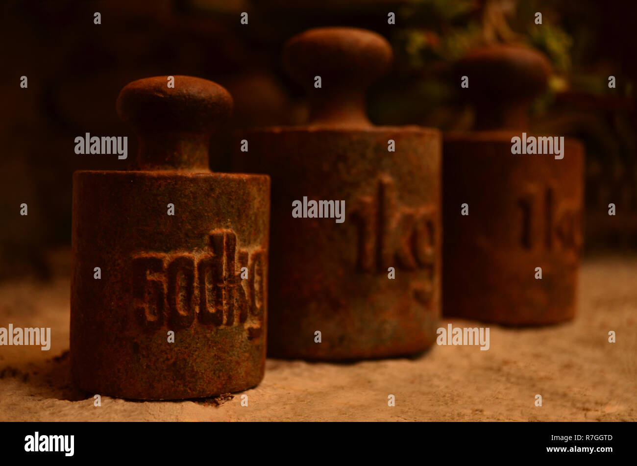 Metallische schweren Gewichten. Messungen Werkzeuge. Skalen. Stockfoto