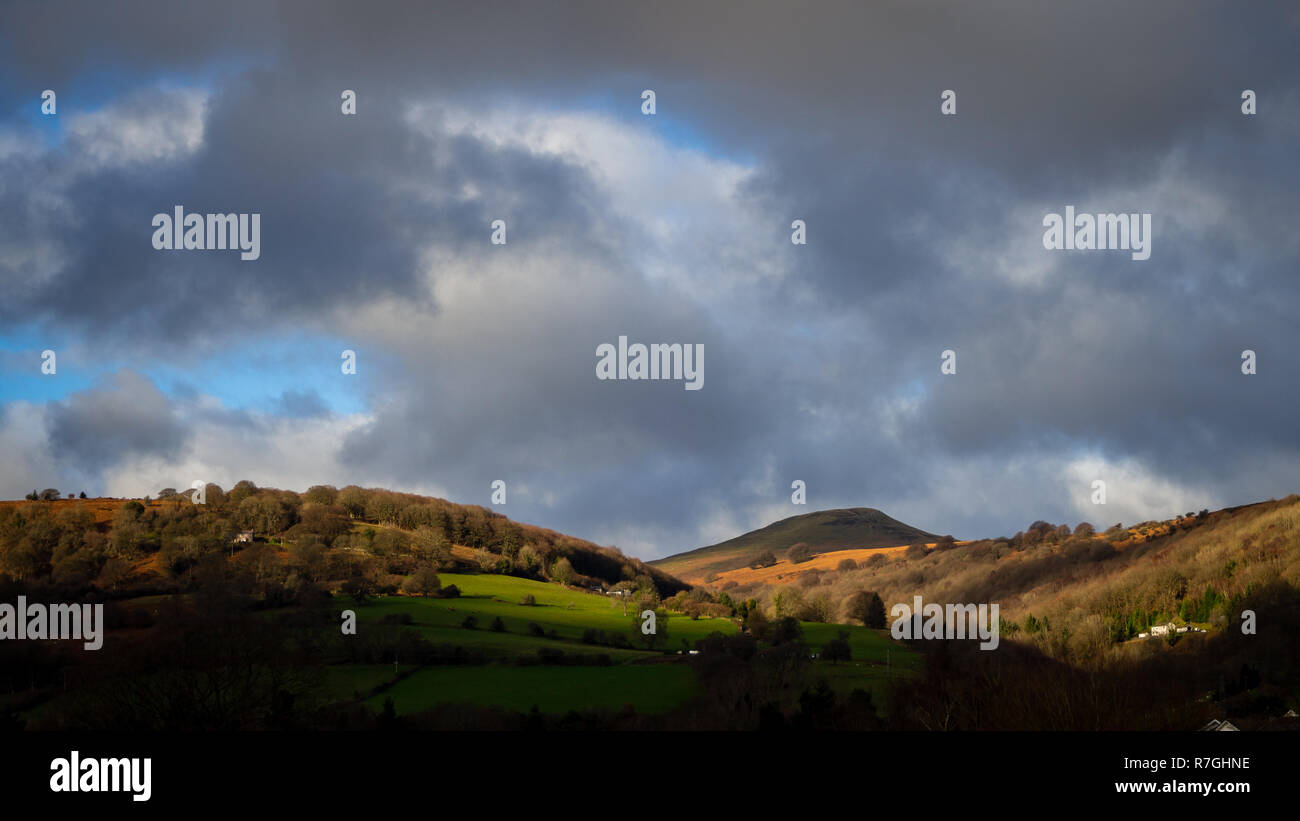 Querformat Sugarloaf Mountain Sugarloaf Hügel in Richtung Schwarze Berge in Abergavenny Stockfoto