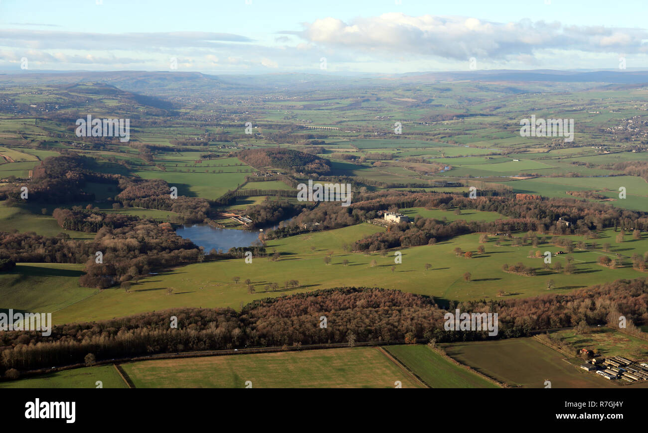 Luftbild von der A61 Harroagte Straße nach Westen in Richtung der Harewood House Estate, West Yorkshire, UK Stockfoto