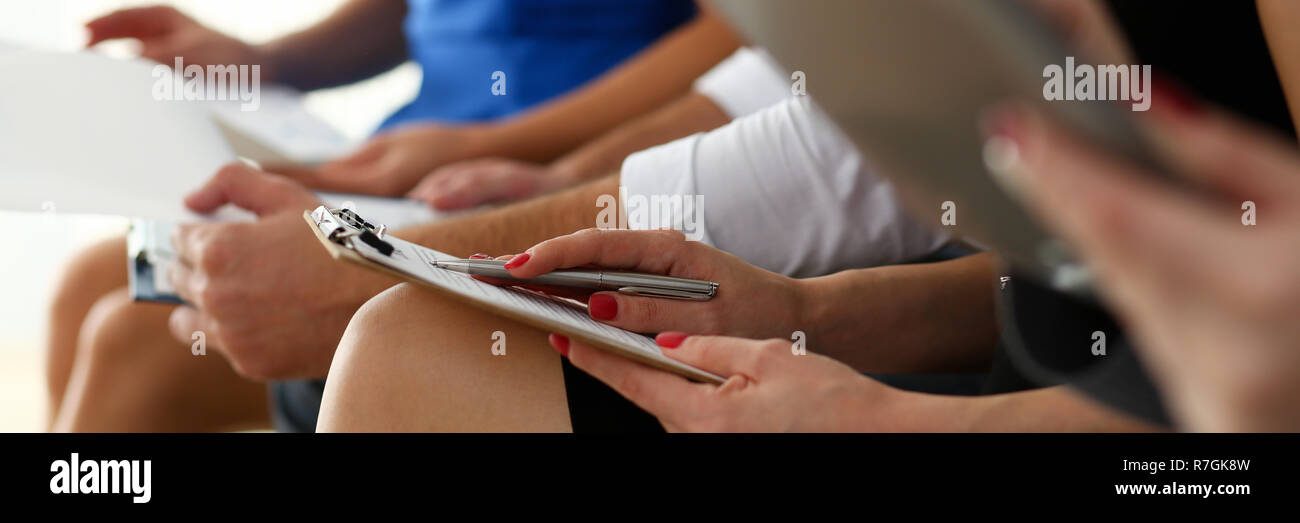 Halten Sie die Gruppe von Menschen Silber pen Stockfoto