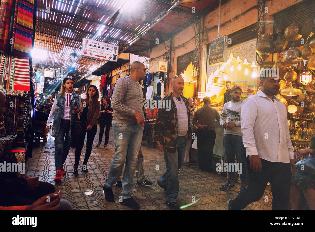 Der Souk von Marrakesch - lokale Leute einkaufen in den überfüllten Souks, die Medina von Marrakesch, Marokko, Afrika Stockfoto