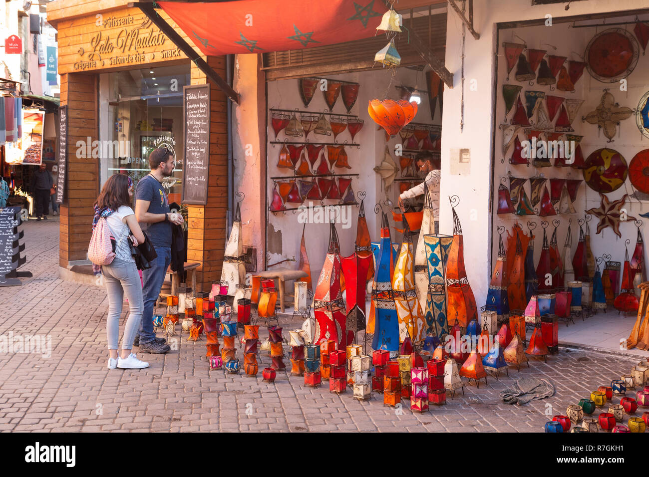 Marrakesch Shop Eine Touristische Paar Einkaufen In Den Geschaften Marrakesch Medina Marrakesch Marokko Nordafrika Stockfotografie Alamy