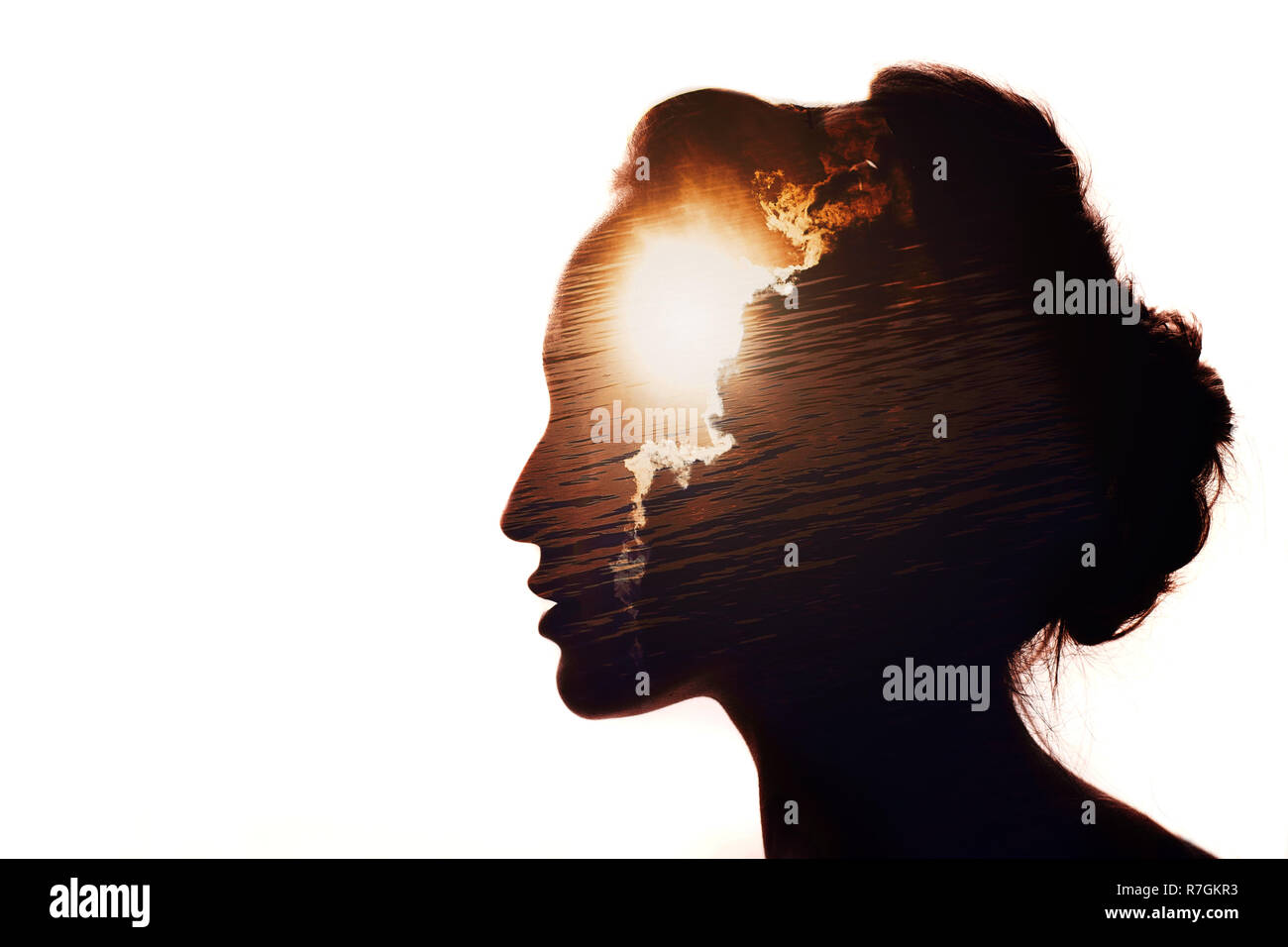 Mehrfachbelichtung Porträt einer Frau. Die Sonne hinter den Wolken. Emotionale Intelligenz Konzept. Stockfoto