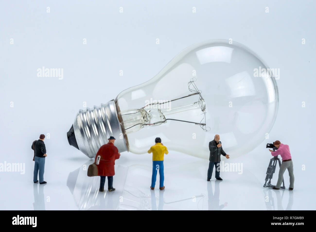 Miniatur Figuren in der Nähe einer Glühlampe, konzeptionelle Bild Stockfoto