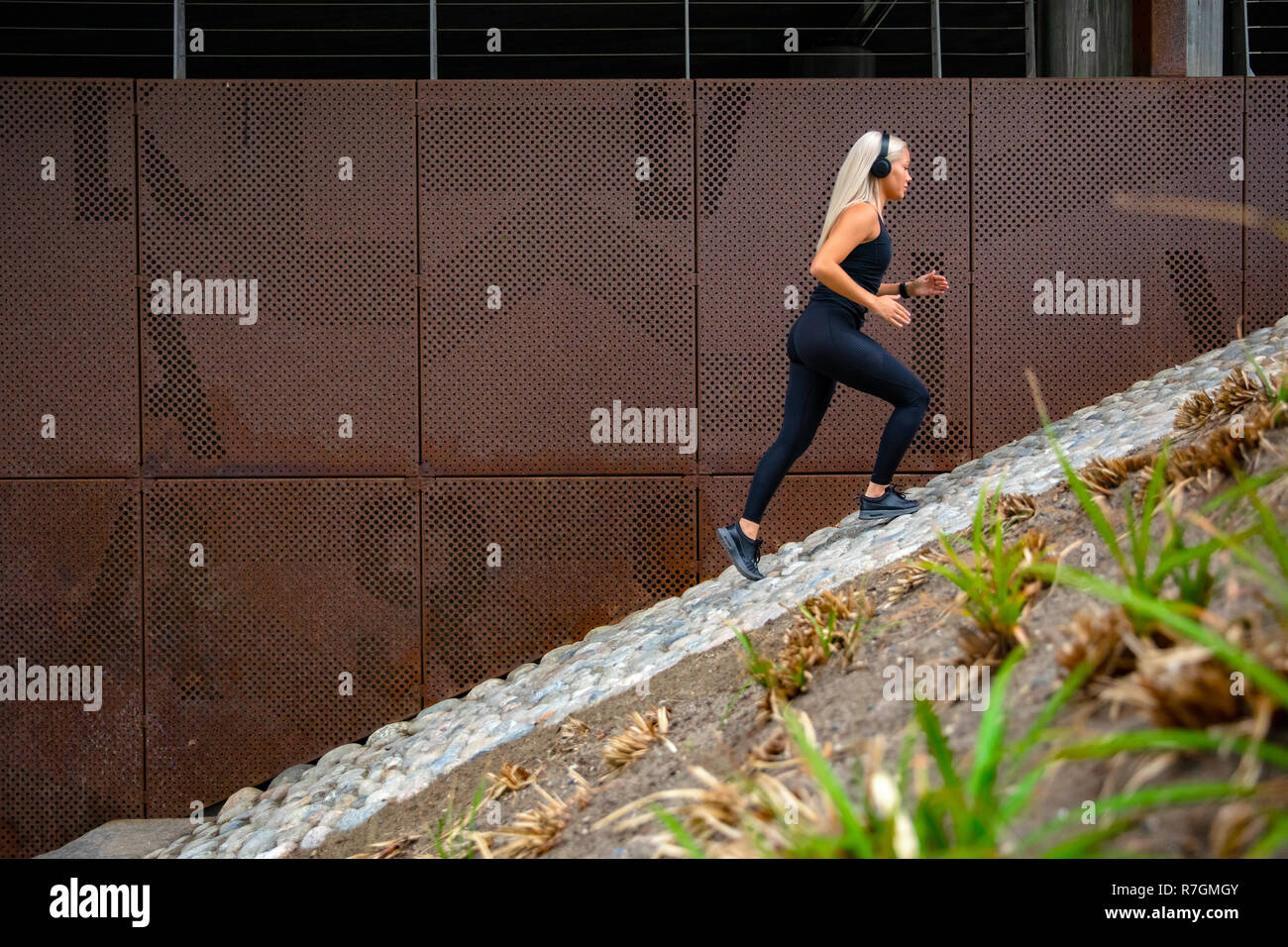 Fit Sport Frauen laufen Intervalltraining Treppe gegen eine Wand in der Stadt Stockfoto