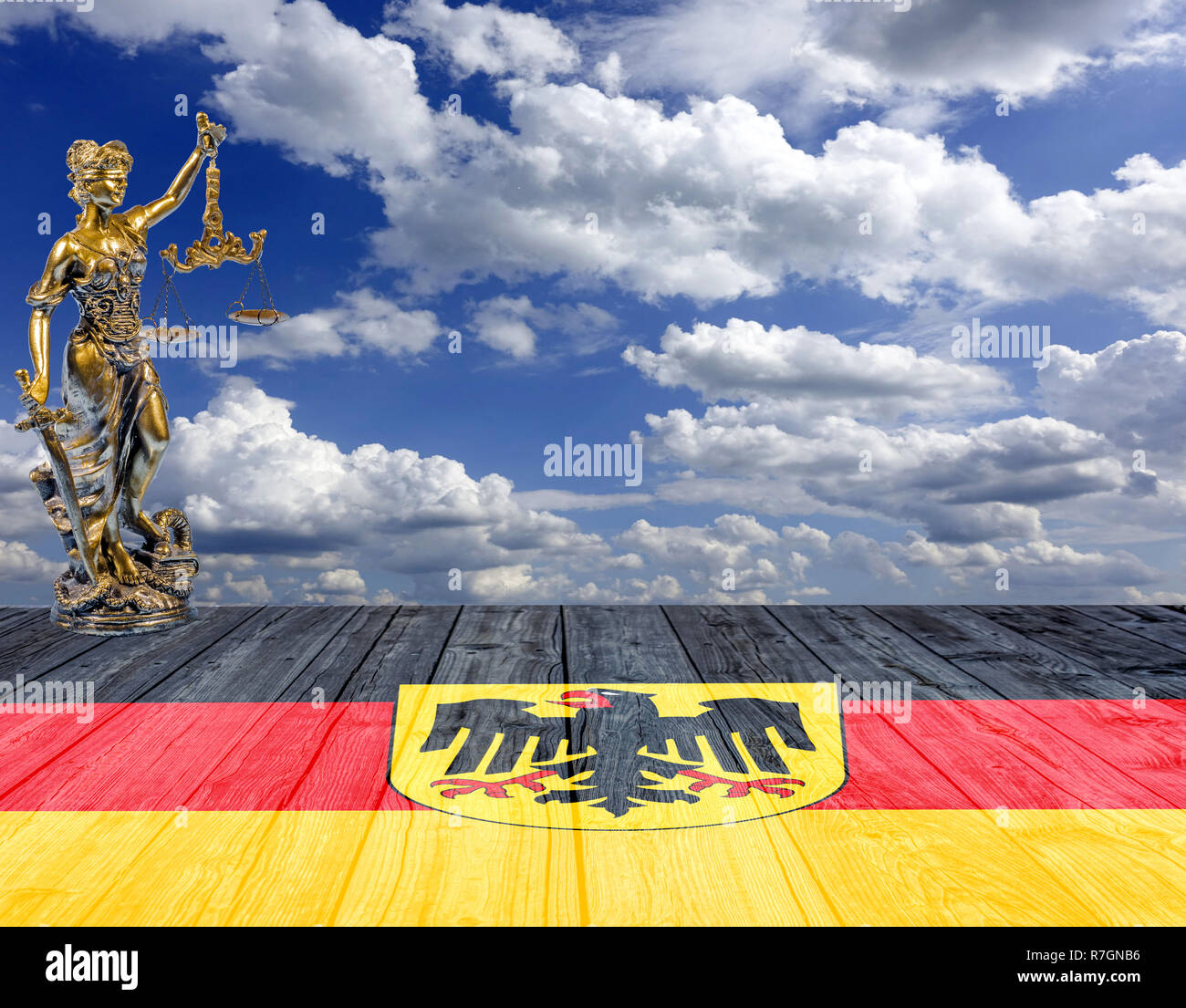 Statue des Gerichtshofs über die Deutschland Fahne Hintergrund Stockfoto Statue des Gerichtshofs über die Deutschland Fahne Hintergrund Stockfoto