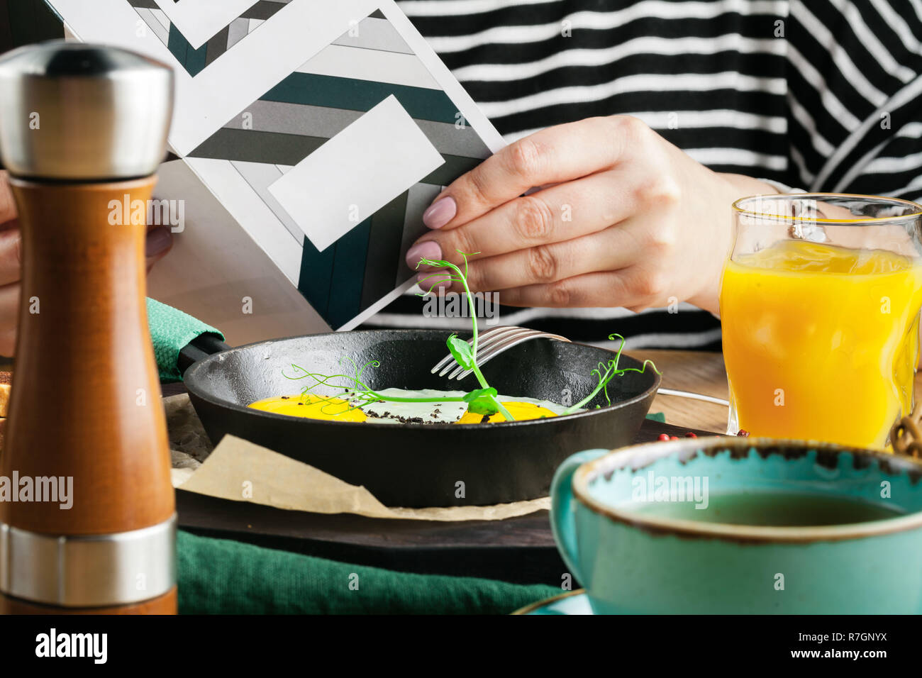 Die touristische englisches Frühstück im Kochen Pfanne mit Spiegelei, Würstchen, Speck, Toast und Kaffee Stockfoto