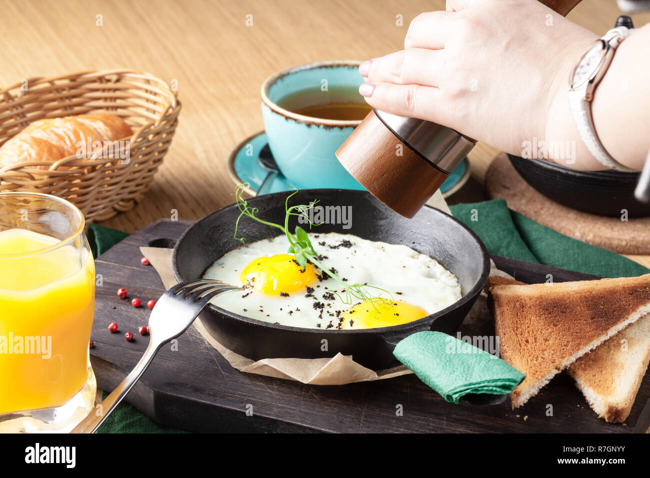 Die touristische englisches Frühstück im Kochen Pfanne mit Spiegelei, Würstchen, Speck, Toast und Kaffee Stockfoto