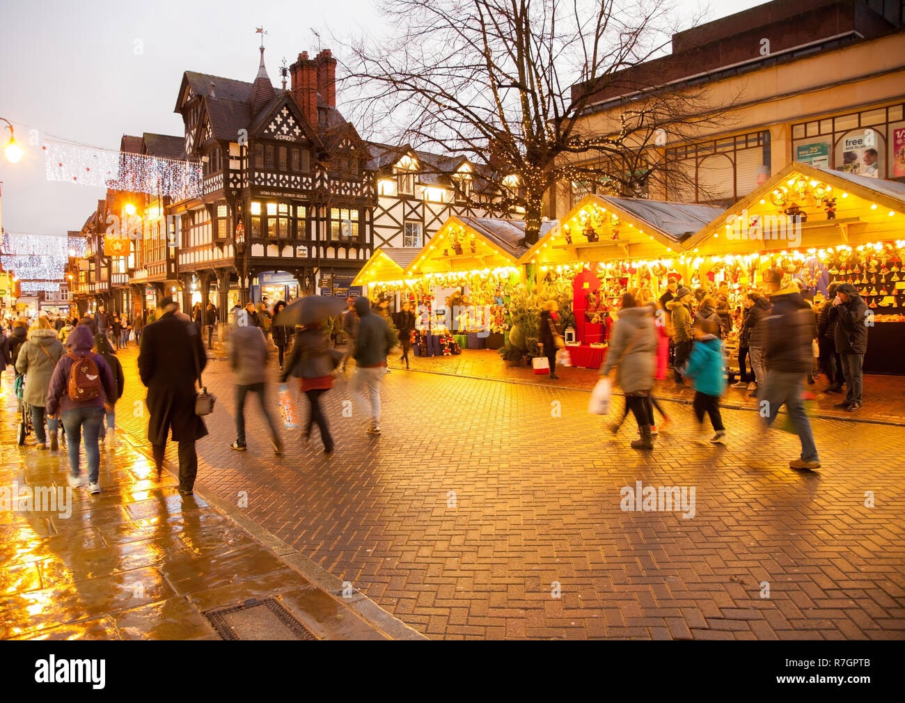 Weihnachtsmarkt in der Nacht vor dem Rathaus in der Altstadt von Chester Grafschaft Stadt Cheshire England Großbritannien Stockfoto