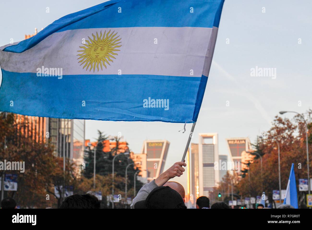 Ein Argentinien Flagge gesehen winkte von Anhängern in Paseo de la Castellana in Madrid. Die Copa Libertadores Finale zwischen River Plate und Boca Juniors wird in Madrid gespielt. Stockfoto