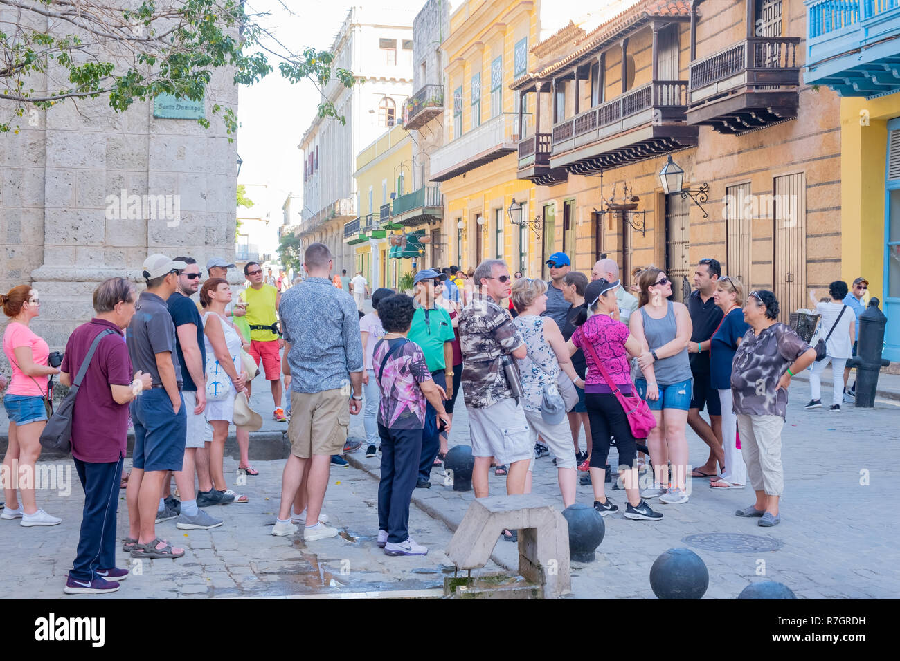 Gruppen von Touristen nehmen Sie die Sehenswürdigkeiten und Geräusche der Altstadt von Havanna, Kuba. Stockfoto