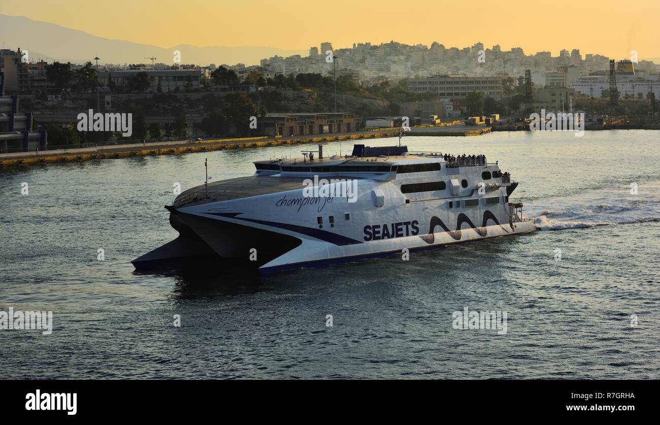 Piraeus, Athens, Griechenland - 7. Juli 2018; Seajets Meister Jet 1 im Hafen von Piräus Stockfoto