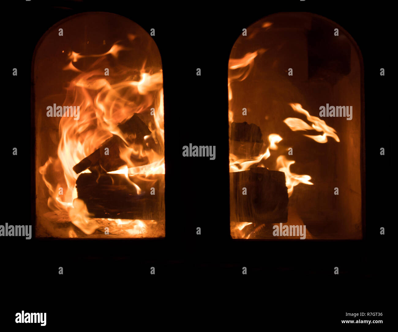 Raging Gabeln der Flammen im Kamin hinter der Schutzscheibe aus Glas Stockfoto