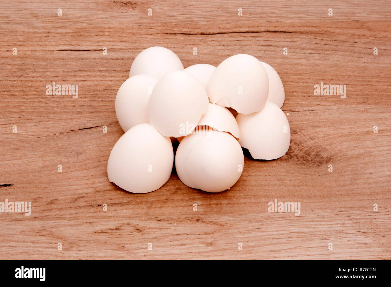 Ein Stapel der leeren weißen Eierschalen liegen auf einem Holzbrett Oberfläche Stockfoto