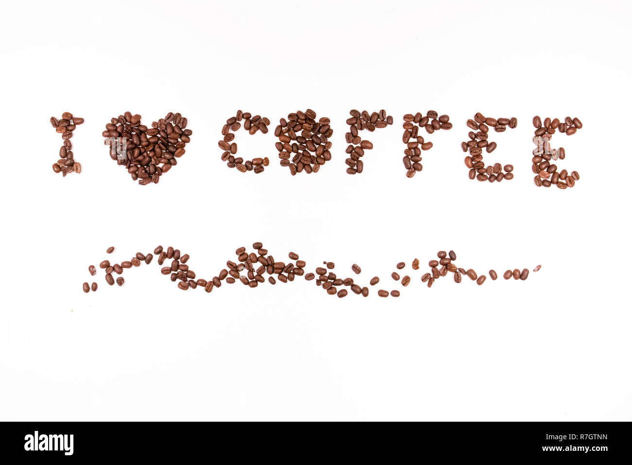 Text "Ich wie Kaffee aus gerösteten Kaffeebohnen auf weißem Hintergrund gefaltet' Stockfoto