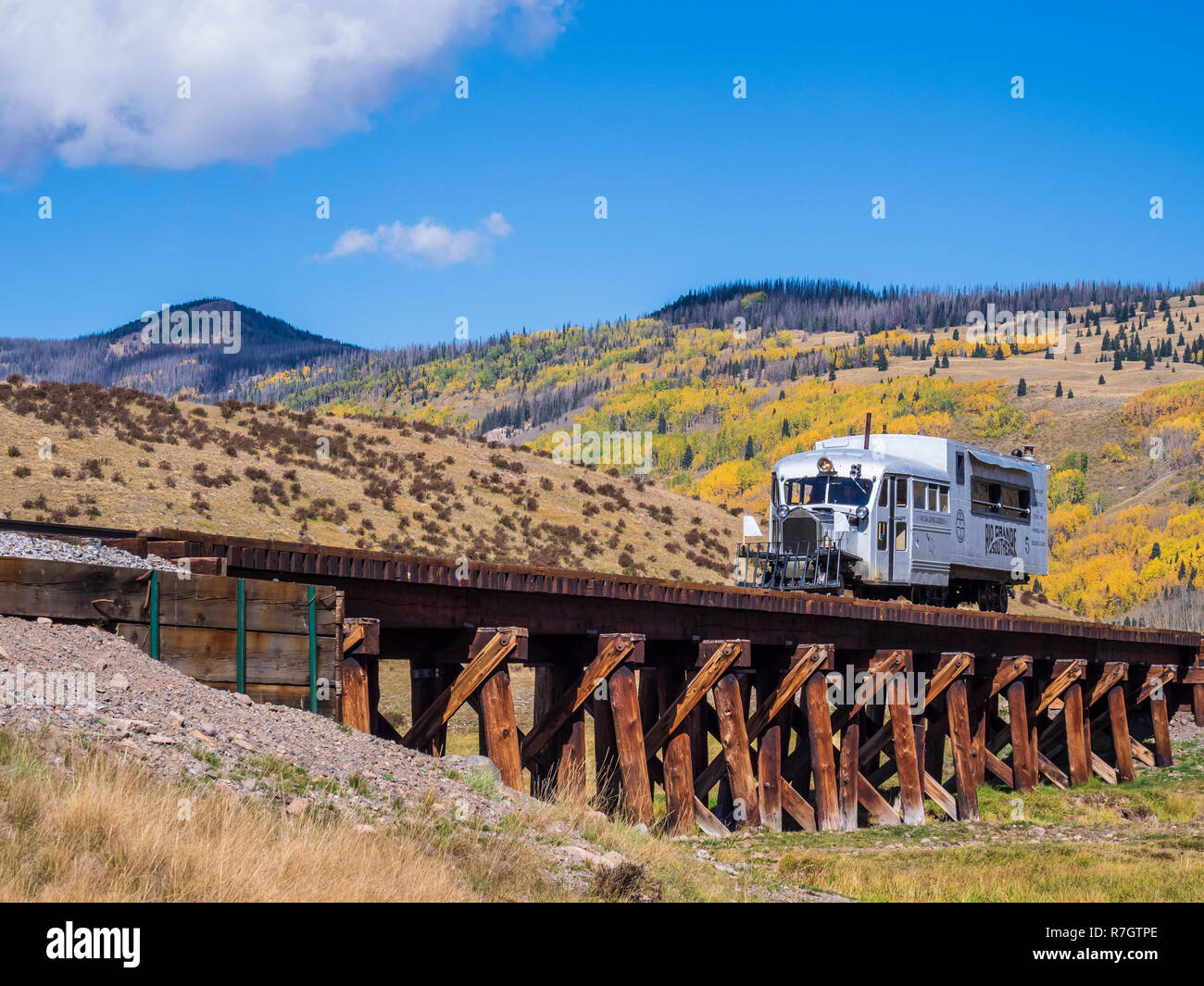 Galloping Goose kreuzt die Los Piños trestle, Cumbres & Toltec Scenic Railroad zwischen Chama, New Mexico und Antonito in Colorado. Stockfoto