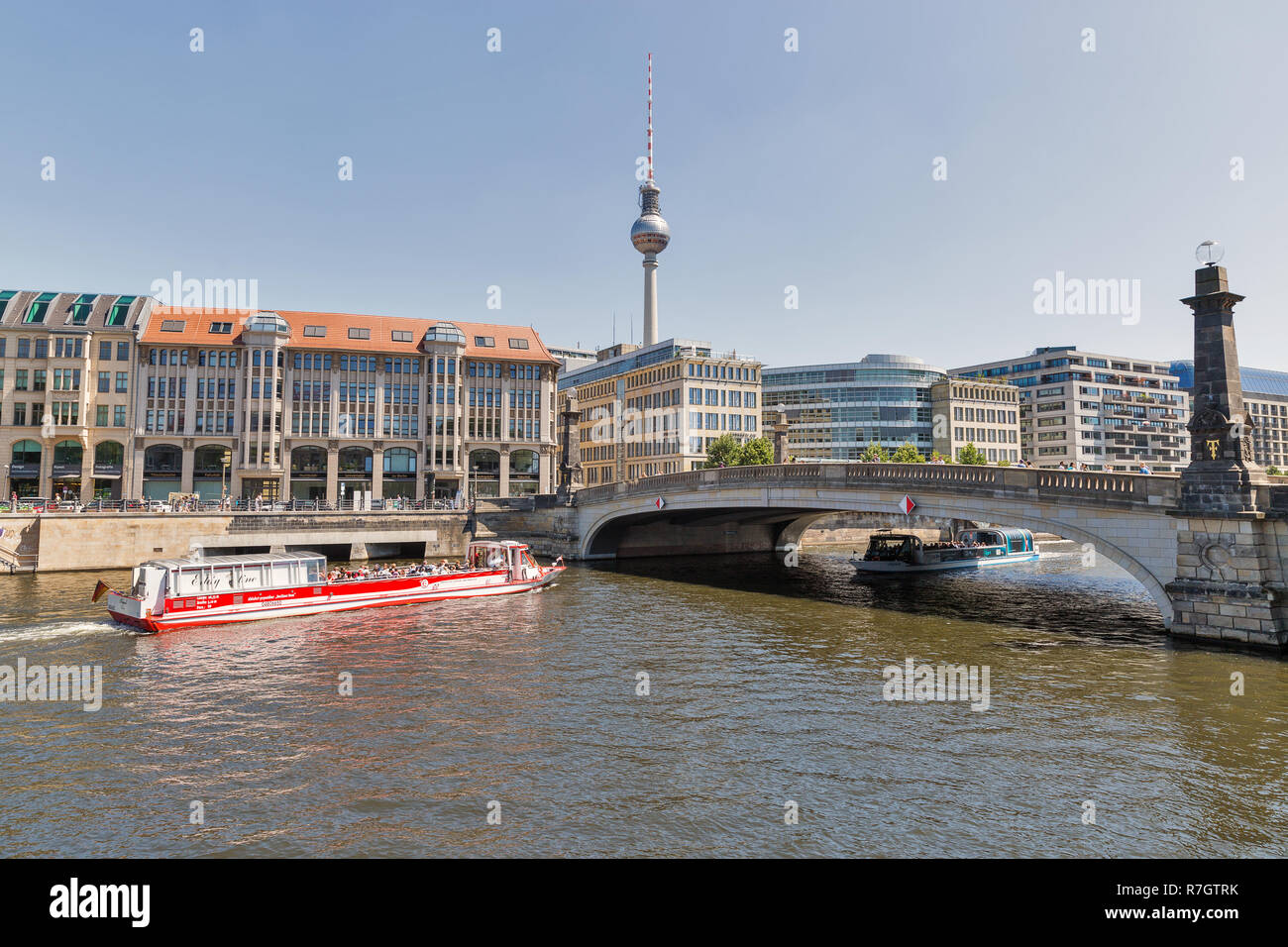 BERLIN, DEUTSCHLAND - 14. JULI 2018: die Berliner Skyline mit Fernsehturm, Friedrichs Brücke und Schiffe auf der Spree. Berlin ist die Hauptstadt und der Deutschen la Stockfoto