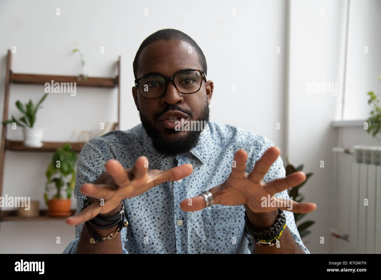 Afrikanische Unternehmer Aufzeichnen von Videos für Online Webinar Stockfoto