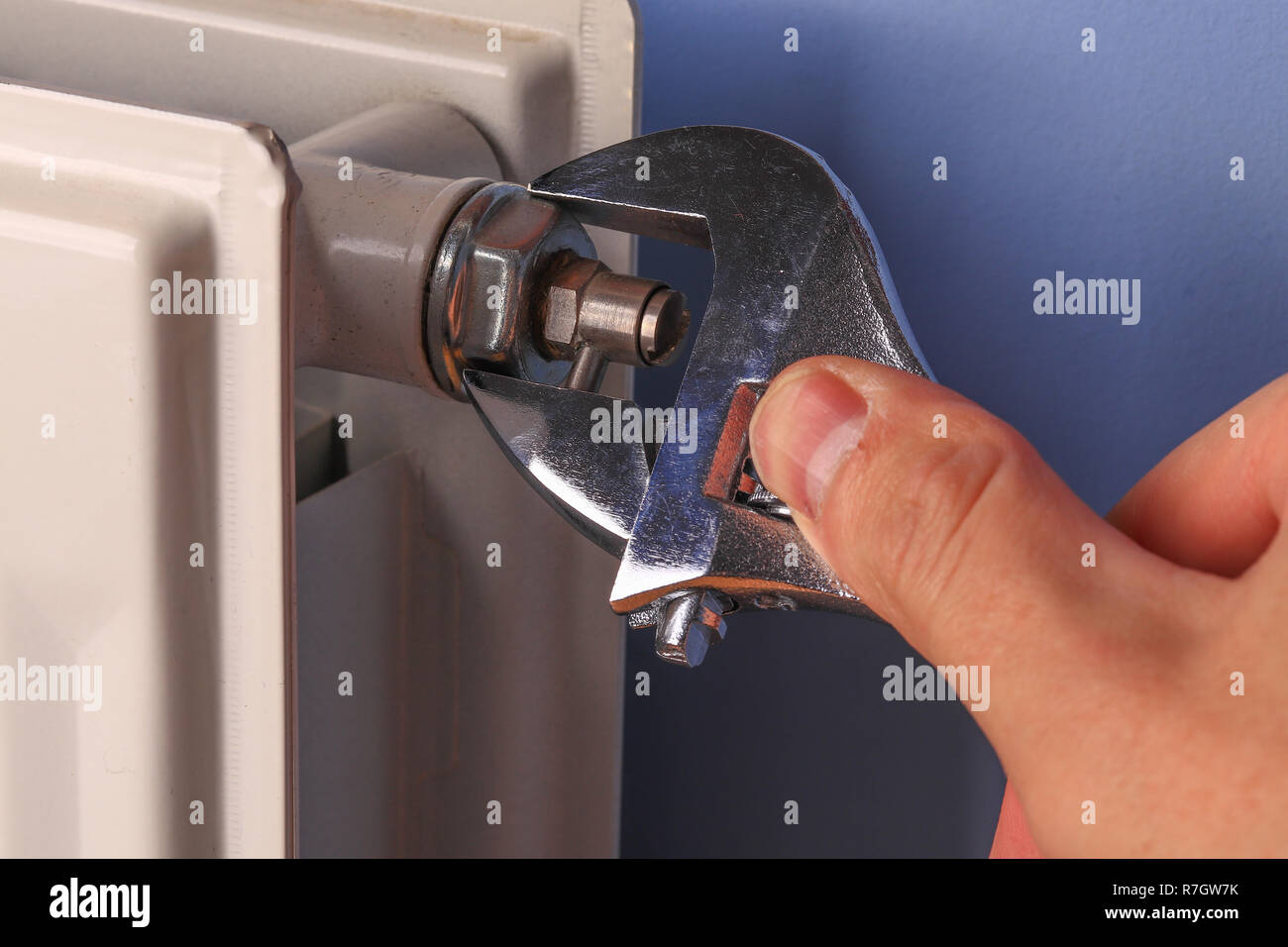 Einen Mann, Handwerker, Installation reparieren Kühler Ventil closeup Stockfoto