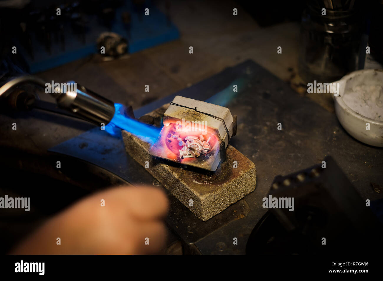 Juwelier Schmilzt Mit Einer Flamme Silber Oder Gold Auf Alten