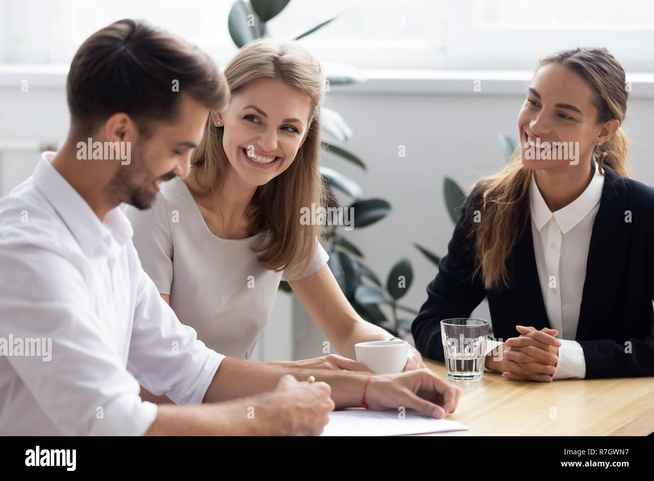 Mann Signatur Darlehensvertrag mit der Bank Arbeitnehmer am Schreibtisch sitzen Stockfoto