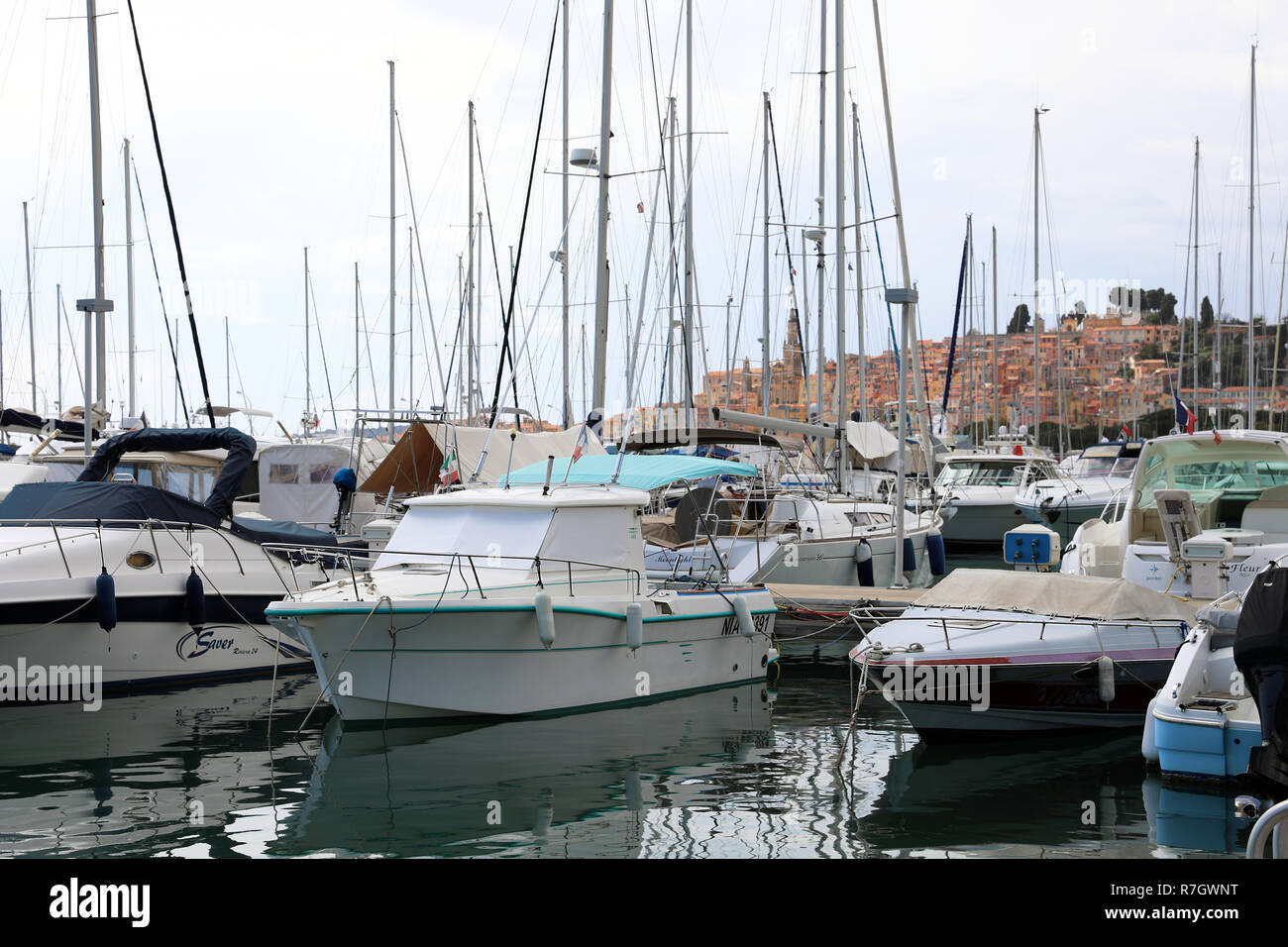 Menton, Frankreich - 31. März 2018: Boote und Yachten ausgerichtet in einer Marina bei Sonnenuntergang. Cote d'Azur, Provence, Côte d'Azur, Frankreich, Europa Stockfoto