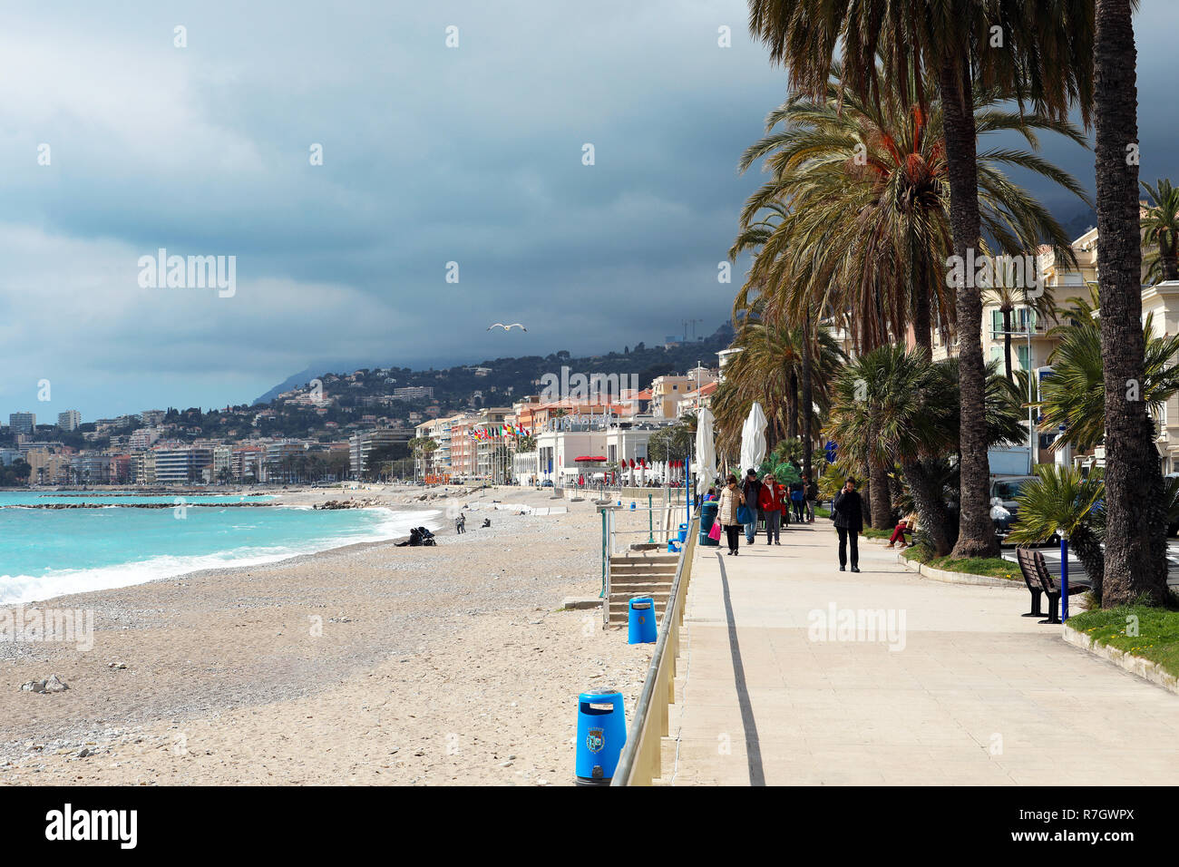 Menton, Frankreich - April 5, 2018: Schöne Aussicht auf die Küstenstadt Menton, Palmen, Gebäude, den Strand und das Mittelmeer, Französisch rivie Stockfoto