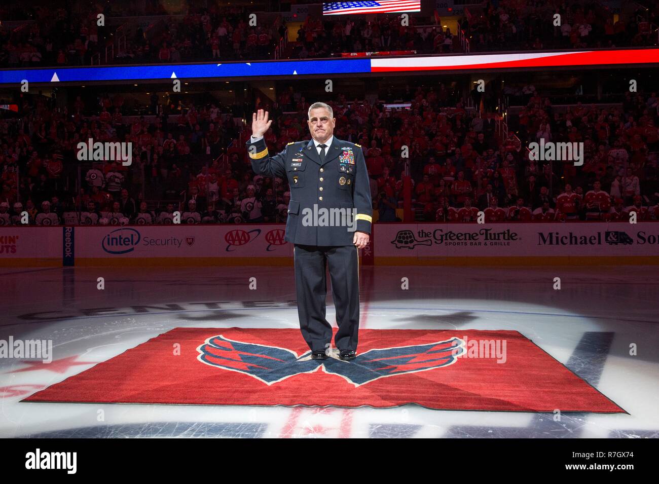 Us-Generalstabschef Gen. Mark Milley Wellen während Armee Anerkennung Nacht an der Washington Capitals Hockey Match im Verizon Center November 3, 2016 in Washington, DC. Milley wurde von Präsident Donald Trump am 8. Dezember entschieden, 2018 die nächste Vorsitzende des Generalstabs zu sein. Stockfoto