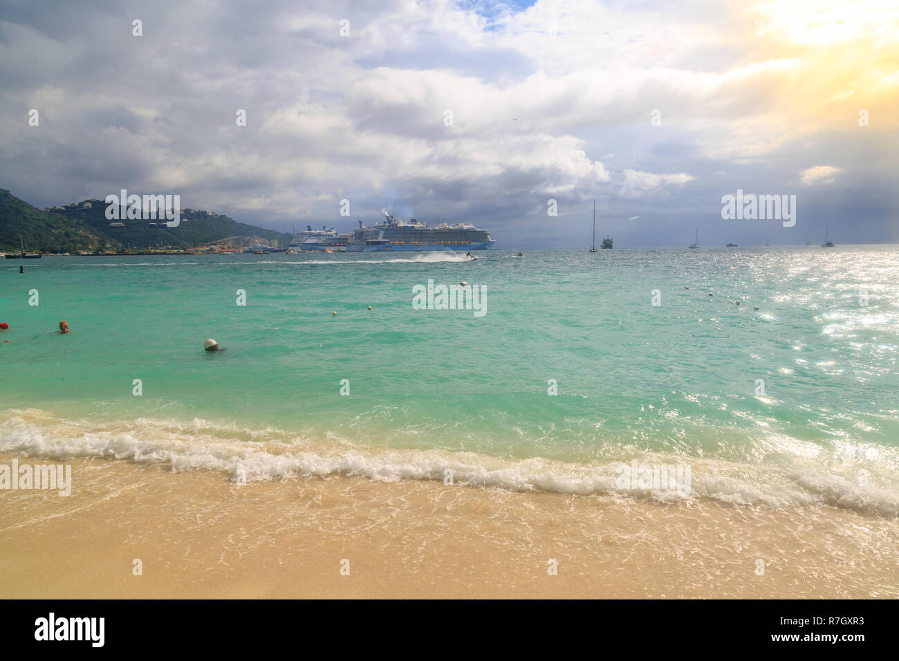 Auf Great Bay Beach in Philipsburg, St. Maarten - Dezember 1, 2016: Kreuzfahrtschiffe von Great Bay Beach auf der Hauptstadt von St. Marteen, Philipsburg Stockfoto