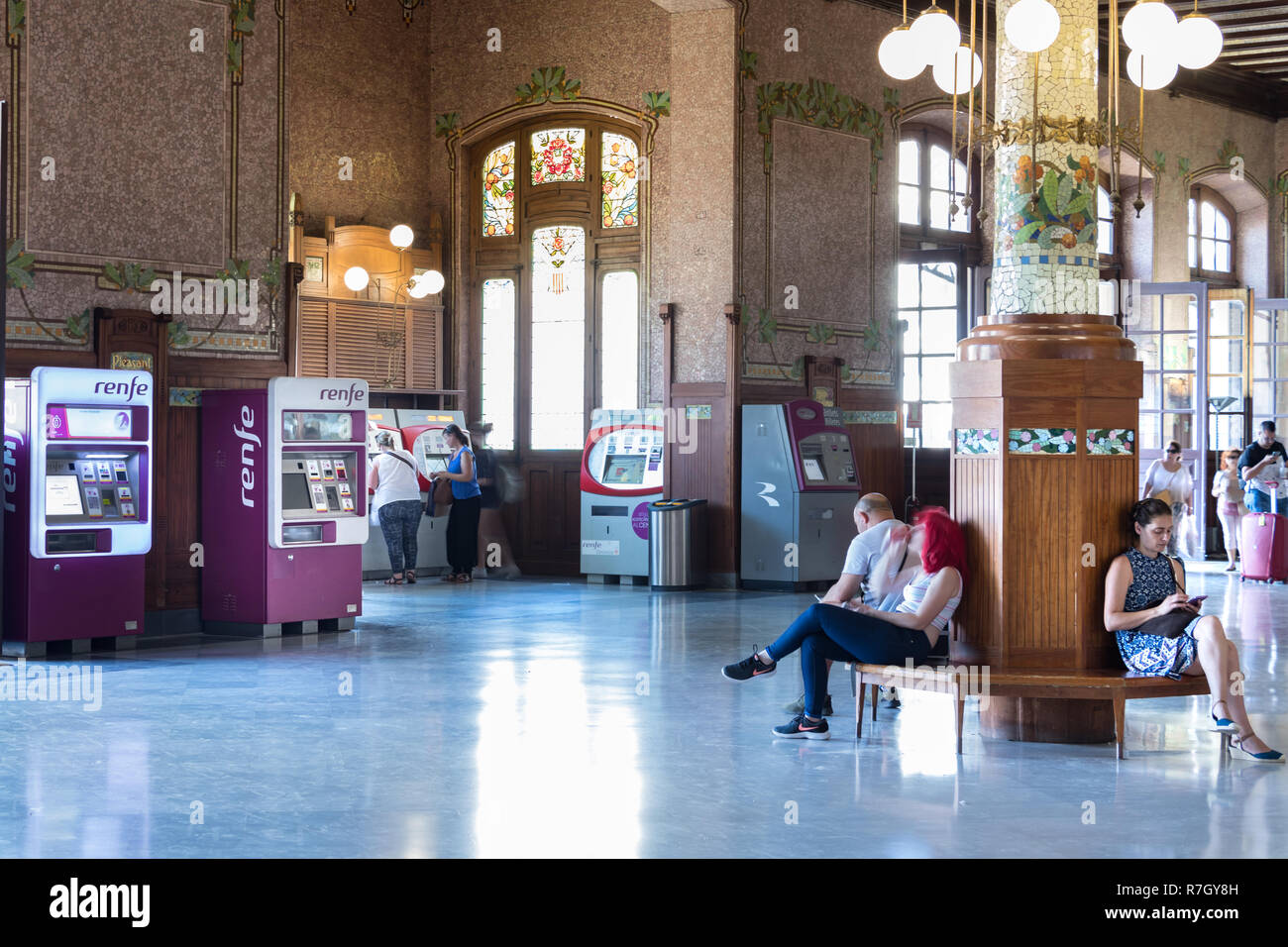 Valencia, Spanien - Juli 5., 2018: Die Passagiere warten Hall und Billettautomaten im Valencia Bahnhof - Estación del Nord, Spanien. Stockfoto