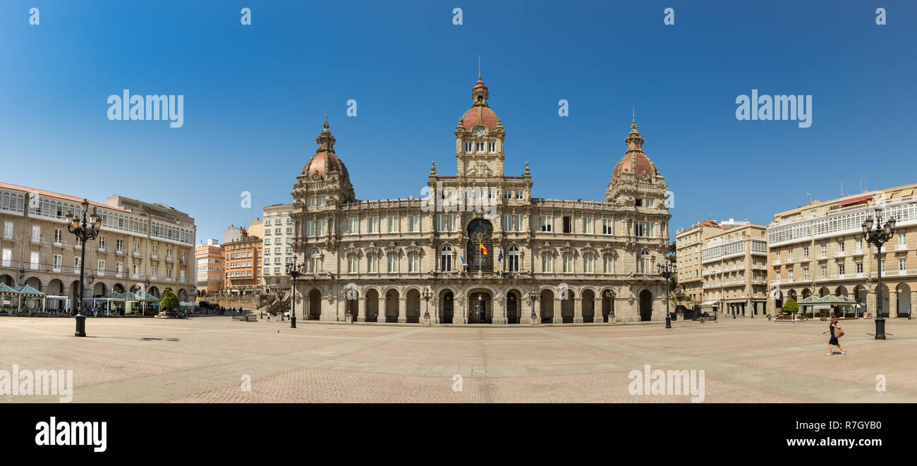 La Coruña, Spanien - Juli 13., 2018: Die coruna Rathaus in Maria Pita Platz von Galizien, Spanien. Stockfoto