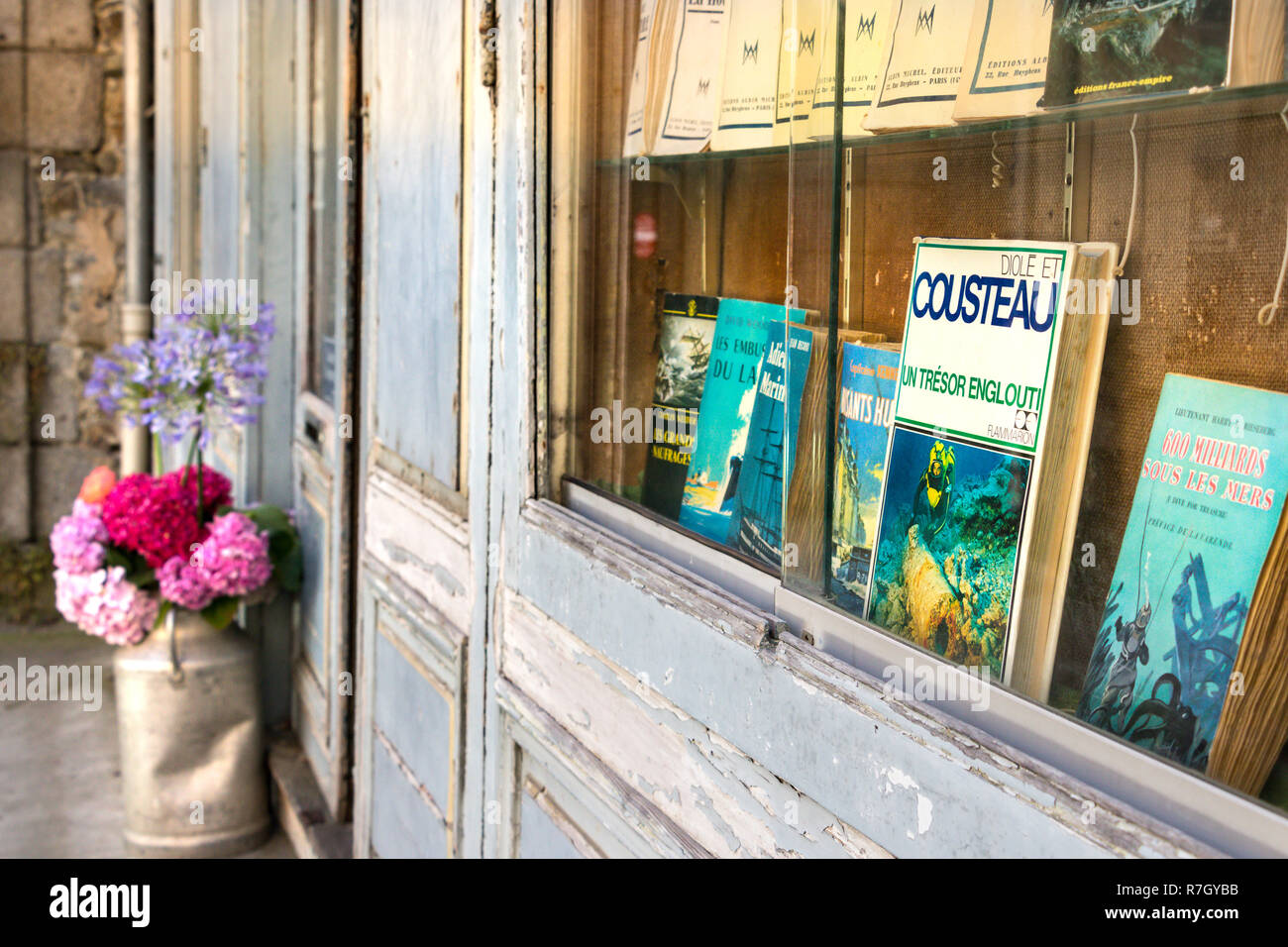 Saint-Malo, Frankreich - 15. Juli 2018: Jacques Cousteau altes Buch in der traditionellen Bibliothek Résistance an einer Ecke der Altstadt in Saint-malo, Stockfoto