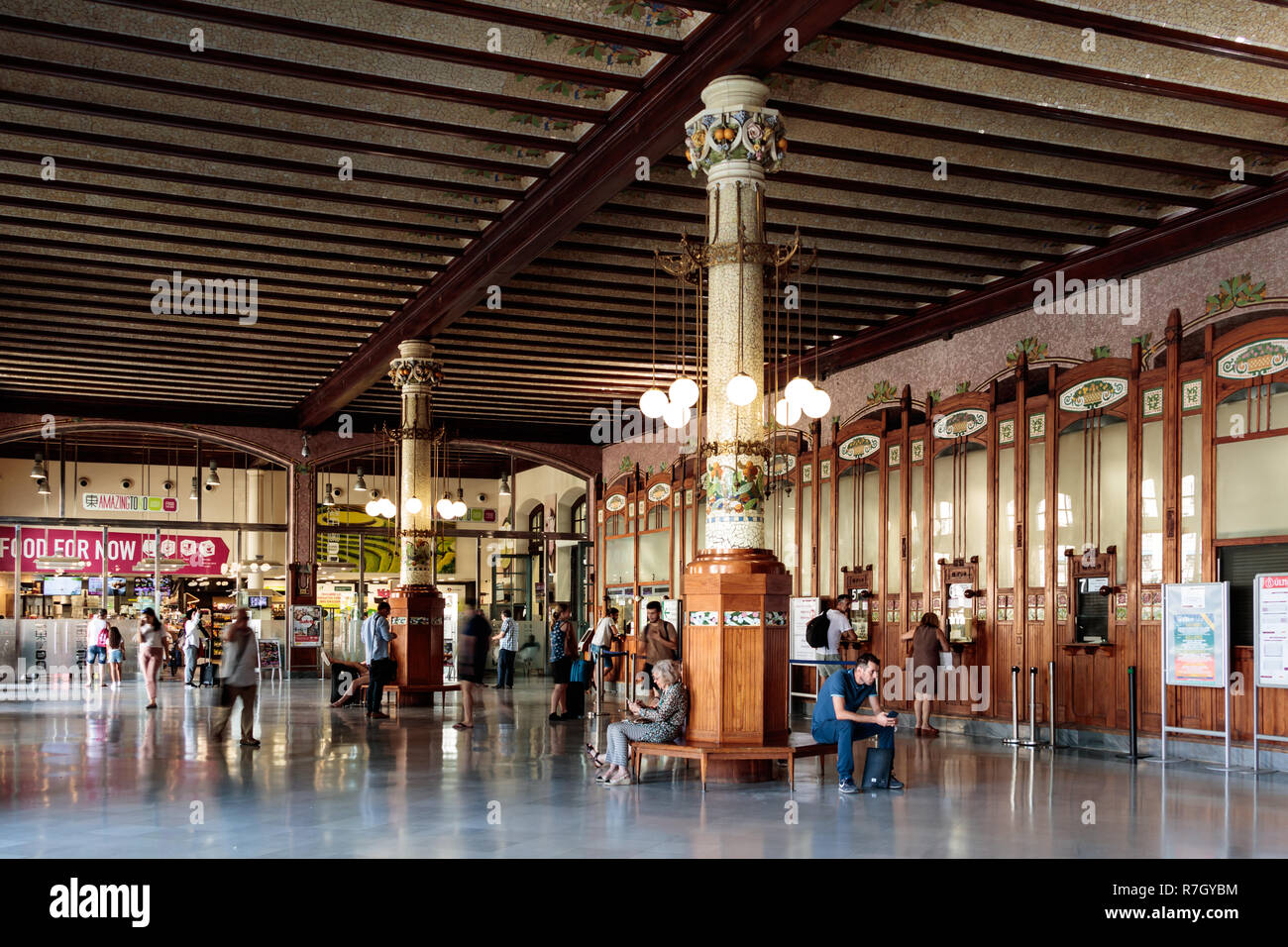 Valencia, Spanien - Juli 5., 2018: Die Passagiere warten Hall und Fahrkartenschalter am Bahnhof von Valencia - Estación del Nord, Spanien. Stockfoto