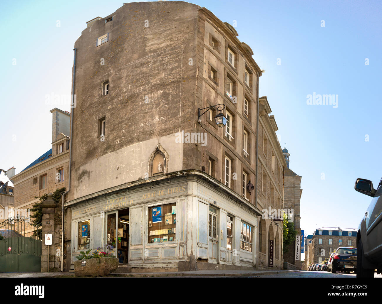 Saint-Malo, Frankreich - 15. Juli 2018: Die alten traditionellen Bibliothek Résistance an einer Ecke der Altstadt in Saint-Malo, Frankreich. Stockfoto