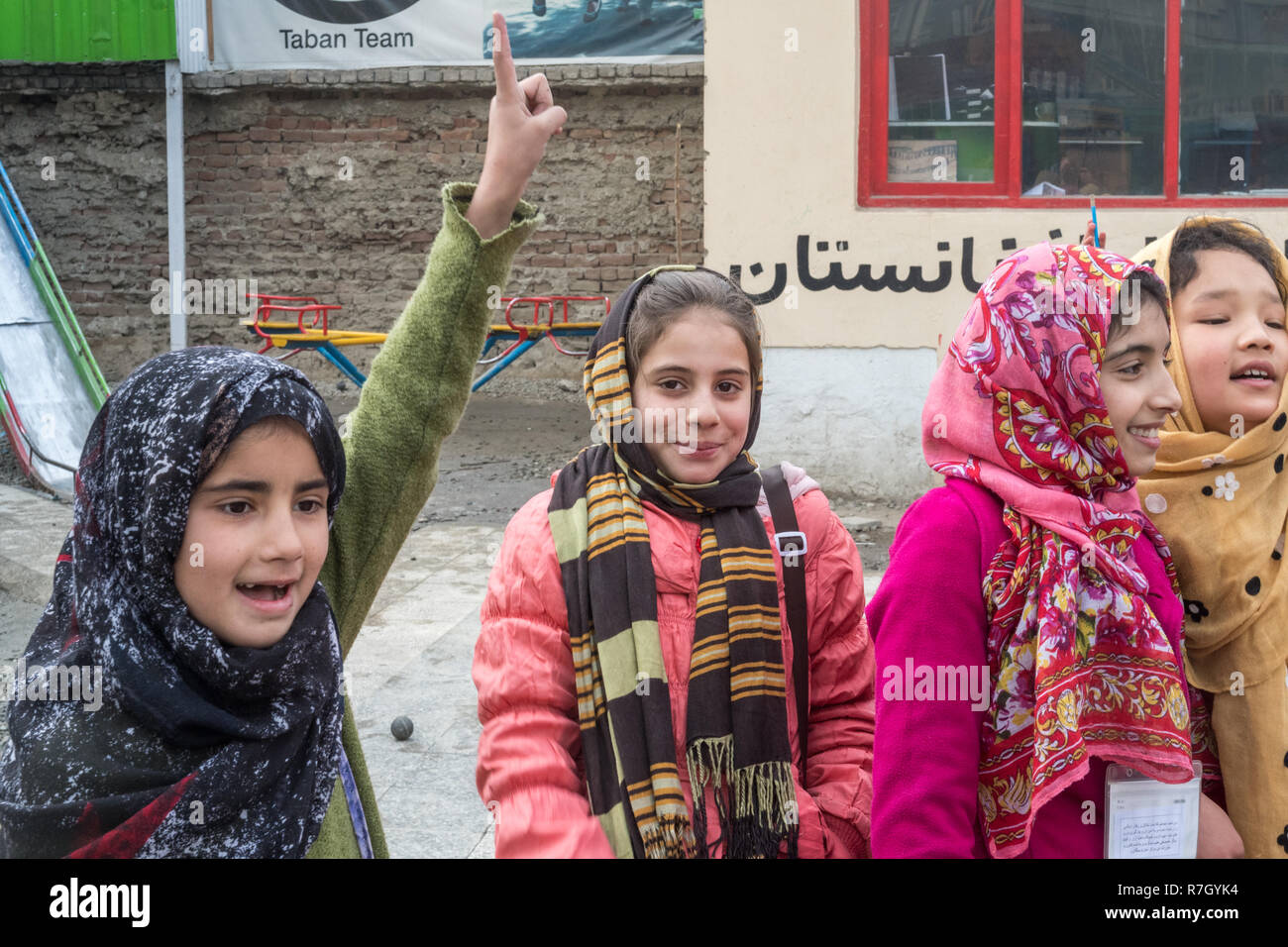 Ethusiastic Mädchen an Mobile Mini Circus für Kinder, ein NGO-Initiative, Kabul, Afghanistan, Kabul Provinz Stockfoto