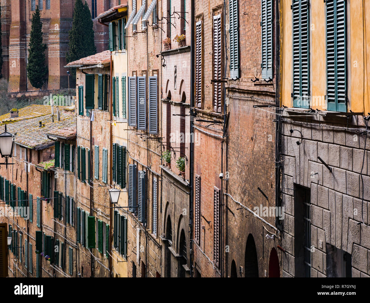 Mediterrane Fassade mit Fenstern in erdigen und rötliche Farben, Siena,  Toskana, Italien Stockfotografie - Alamy