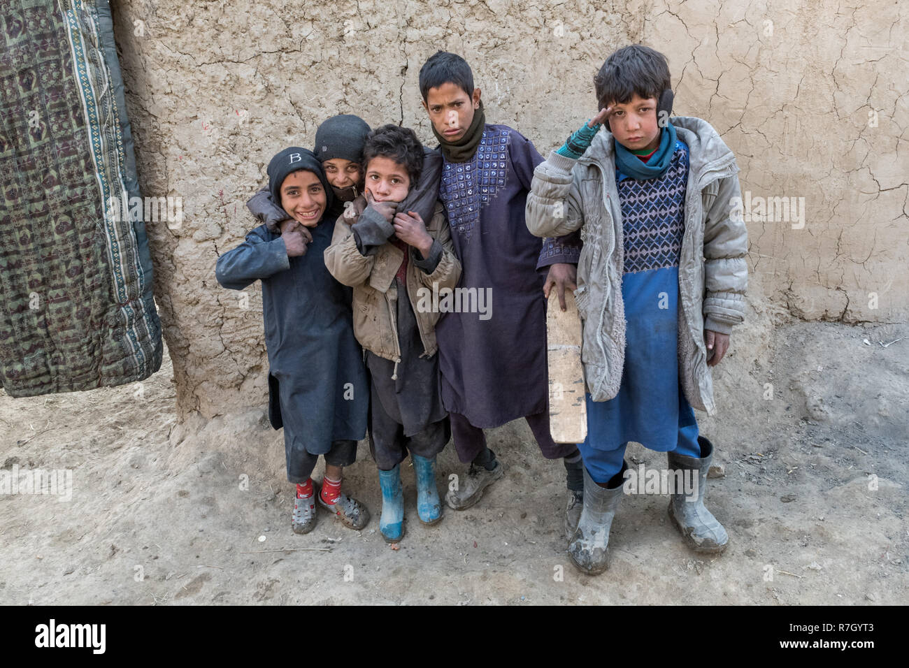 Kinder, deren Familien aus der Provinz Helmand durch die Taliban vertrieben wurde. Sie leben in einem Flüchtlingslager in der Nähe von Kabul, Afghanistan. Stockfoto
