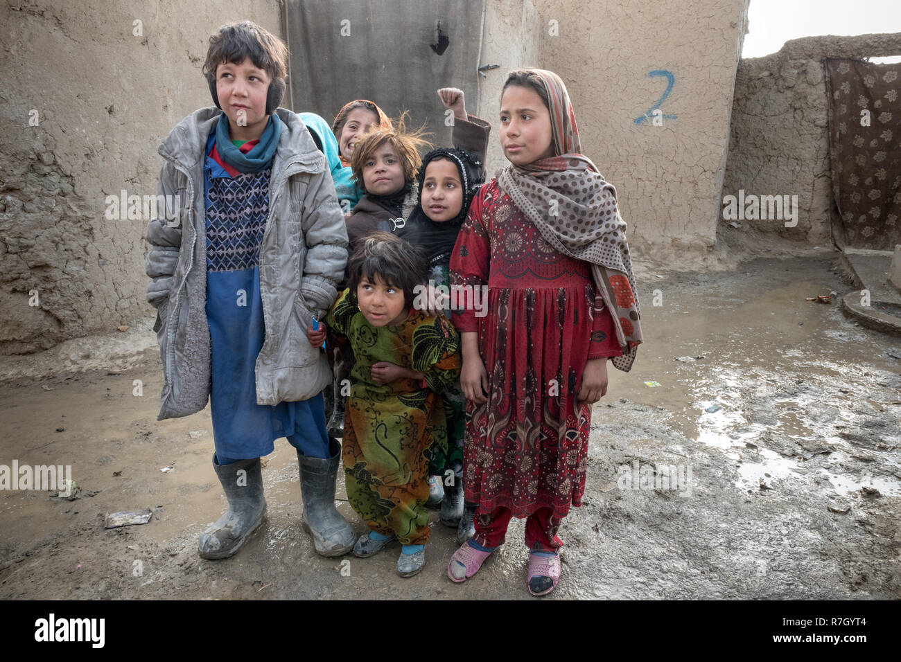 Kinder, deren Familien aus der Provinz Helmand durch die Taliban vertrieben wurde. Sie leben in einem Flüchtlingslager in der Nähe von Kabul, Afghanistan. Stockfoto